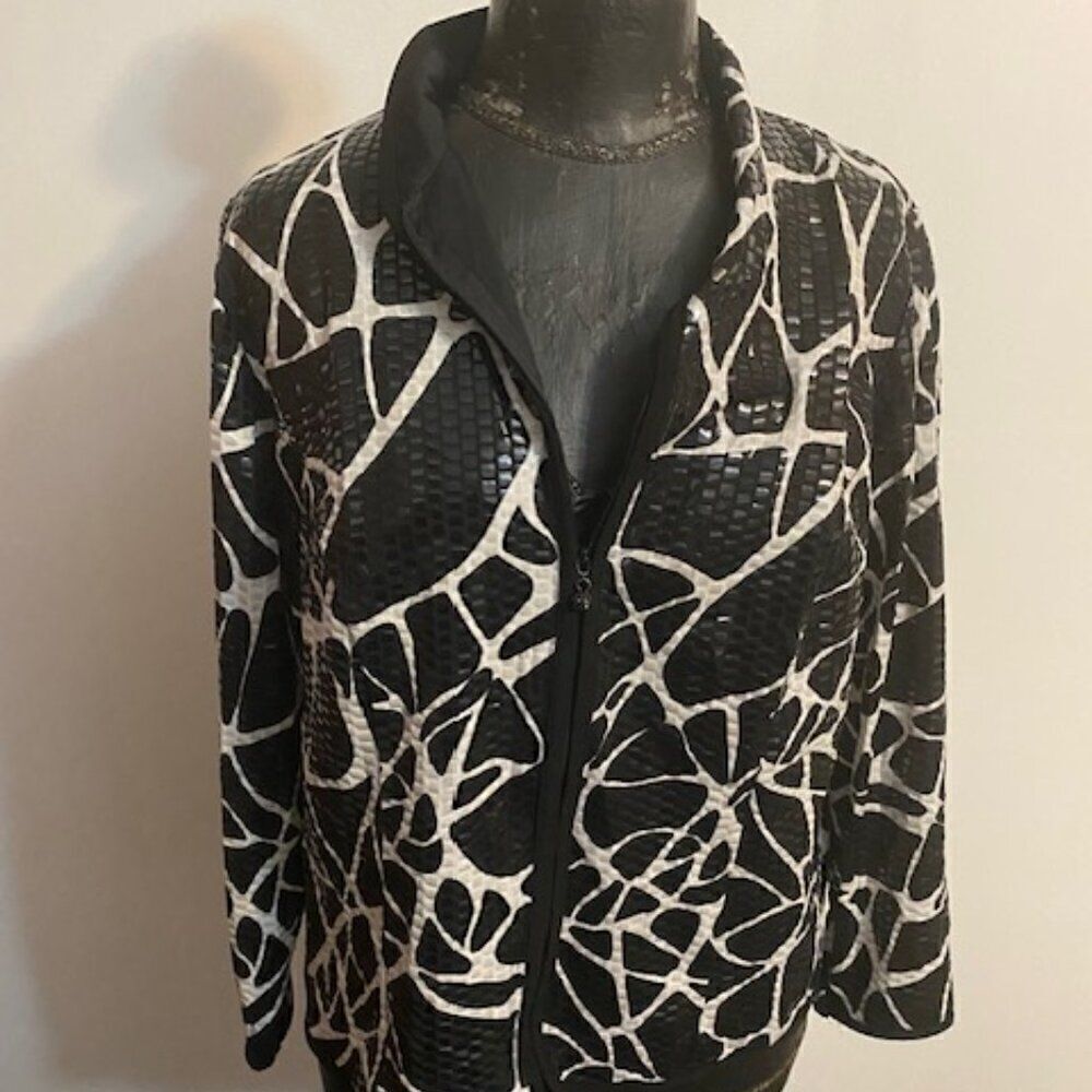 aDressing Woman Black/White Animal Print zip front shimmer jacket, size 14